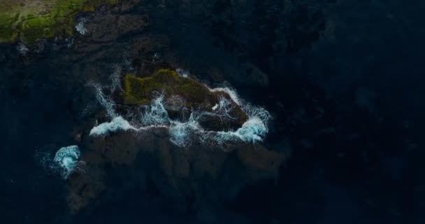 Deniz Kıyısındaki Kaya Adasında Oturan Kadın Dalgalarla Yıkandı — Stok video