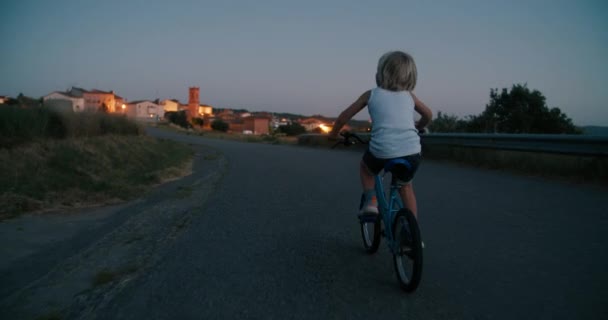 Copil Băiat Echitatie Biciclete Drum Rural Seara Vacanță Vară Sat — Videoclip de stoc