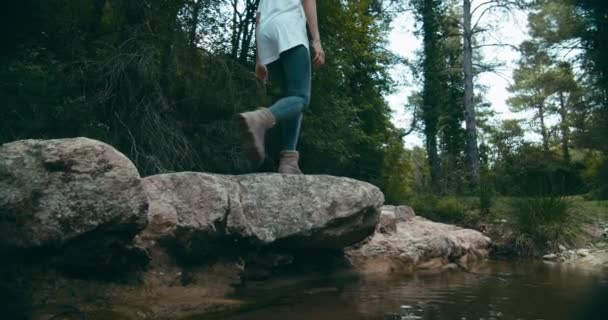 Yavaş Çekim Düşük Açı Turist Kadın Ormanda Dağ Nehri Boyunca — Stok video