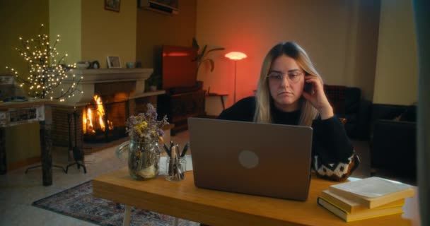 Ανεξάρτητη Γυναίκα Που Χρησιμοποιεί Φορητό Υπολογιστή Βράδυ Που Εργάζεται Στο — Αρχείο Βίντεο