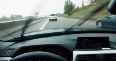 Yağmurlu bir günde otoyolda otomobil süren adam birinci şahıs perspektifi. 