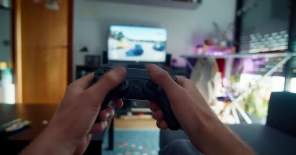 Pov Shot Muž Ruce Detailní Přehrávání Videohry Televizi Pomocí Dálkového — Stock video