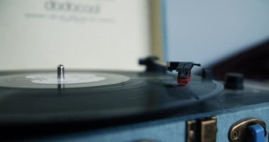 Vinil çalar döndürme ve iğne retro müzik çalar veya stereo kaydedici üzerinde diske dokunur
