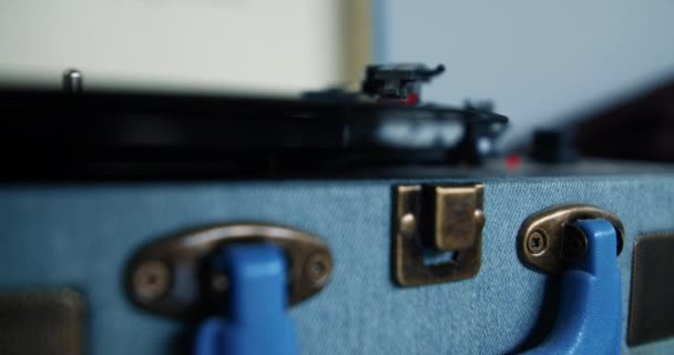 Vinyl Player Περιστρεφόμενο Και Βελόνα Αγγίζει Δίσκο Ρετρό Συσκευή Αναπαραγωγής — Αρχείο Βίντεο