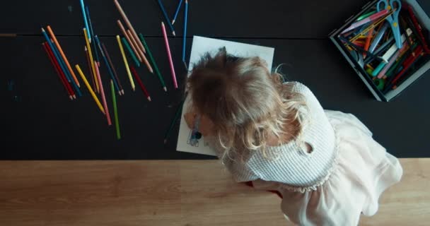 Mała Dziewczynka Maluch Rysunek Ołówkiem Domu Salonie Widok Góry — Wideo stockowe