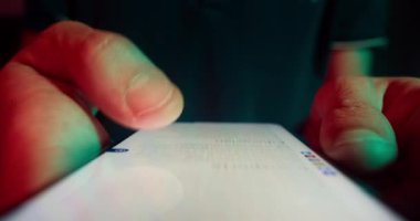 Adam dokunmatik ekranı kullanarak akıllı telefondan internet makalesi ya da haber okuyor 
