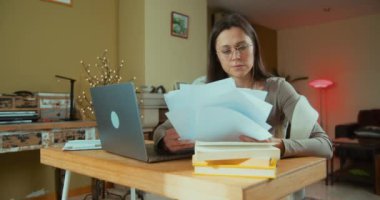 Belgeleri inceleyen serbest çalışan bir kadın, ofisteki kızgın ve hayal kırıklığına uğramış bir şekilde bırakıyor.