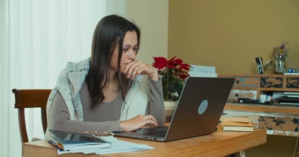 Mulher Negócios Adulta Bonita Escrevendo Notas Trabalhando Casa Usando Computador — Vídeo de Stock