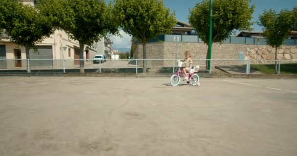 Zorgeloze Jeugd Van Vrolijke Kleine Meisje Rijden Roos Fiets Sportplaats — Stockvideo