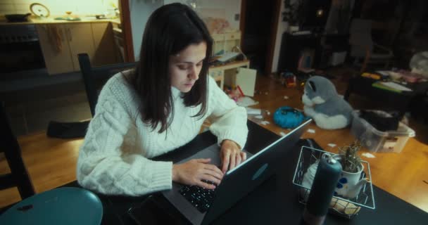 Zmęczona Freelancer Kobieta Pracuje Późna Domu Pomocą Laptopa Smartfona — Wideo stockowe
