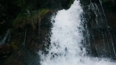 Dağ şelalesine düşen ve su sıçrayan kimse olmadan ağır çekimde.