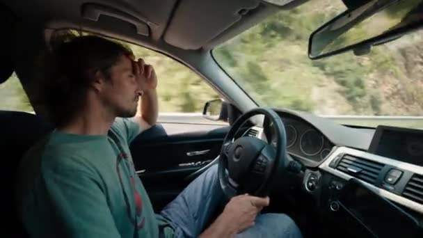 Homem Dirigindo Automóvel Viagem Férias Auto Estrada — Vídeo de Stock