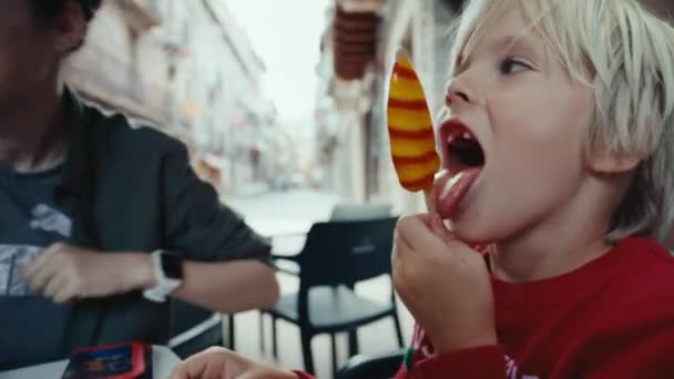 Veselý Chlapec Jíst Vychutnat Jeho Barevné Zmrzliny Letním Prázdninovém Výletě — Stock video