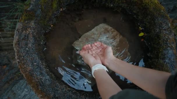 Frau Greift Und Hebt Sauberes Wasser Aus Bergquelle Und Trinkt — Stockvideo