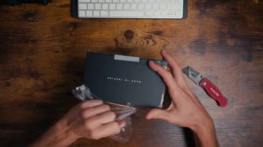 YouTube blogcusu yeni kablosuz mikrofon aygıtını açıyor. Tepeden aşşağı, Berga, İspanya, 20 Ağustos 2023