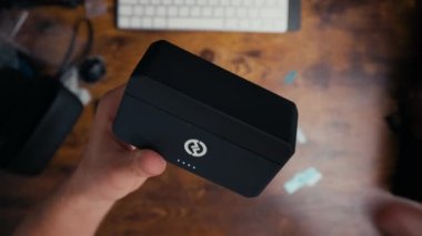 YouTuber, yeni Hollyland kablosuz mikrofon cihazıyla açılıp kapatılıyor. Tepeden aşağı, Berga, İspanya, 20 Ağustos 2023.