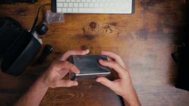 YouTube blogcusu yeni kablosuz mikrofon aygıtını açıyor. Tepeden aşşağı, Berga, İspanya, 20 Ağustos 2023