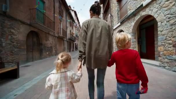 Niños Tomados Mano Calle Ciudad Caminando Viajes Vocacionales Turismo Familiar — Vídeos de Stock