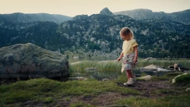 Wesołe Dziecko Dziewczyna Spacer Wzdłuż Jeziora Góry Zachodzie Słońca Wakacje — Wideo stockowe
