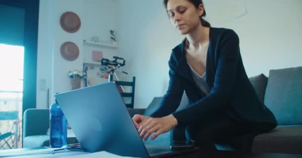 Trabalhador Freelance Sentar Treinador Usando Notebook Mulher Negócios Trabalhar Casa — Vídeo de Stock