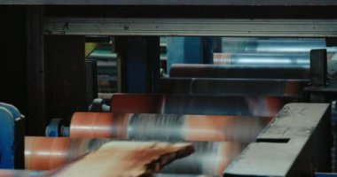 Makine otomatik olarak ahşap tahtayı kronometre endüstrisinde ölçüyor. Tahta tahta makine içinde hareket ediyor.