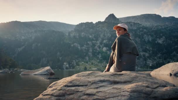 Turista Mujer Sentarse Roca Orilla Del Lago Montaña Atardecer Durante — Vídeos de Stock