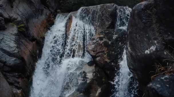 Close Shot Van Cascade Met Stromend Water Bergrivier Toeristisch Pad — Stockvideo
