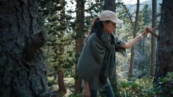 Mujer Cansada Sendero Montaña Trekking Través Del Bosque Paseo Turístico — Vídeos de Stock