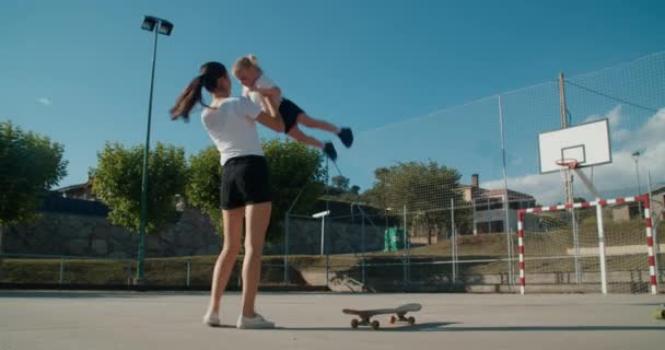 Mladá Hipster Matka Baví Svou Dcerou Sportovním Hřišti Skateboardingu Hravá — Stock video
