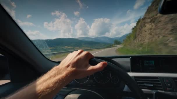 晴れた夏の日に山道で車を運転する人のPovショット 休暇中の道路旅行男は蛇行で車を運転する — ストック動画