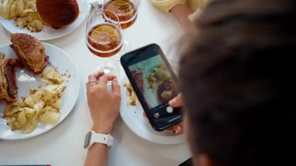 Žena Blogger Turista Dovolené Fotografování Potravin Restauraci Chytrým Telefonem Lidé — Stock video