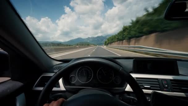 Fuirst Perspektywa Osoby Szybki Pojazd Jadący Autostradzie Pięknym Górskim Krajobrazie — Wideo stockowe