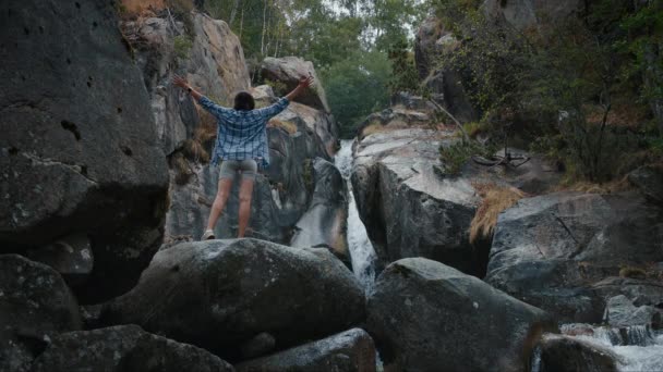 Kobieta Podnosząca Ręce Przed Potężnym Wodospadem Turystka Pobyt Kobiet Skałach — Wideo stockowe