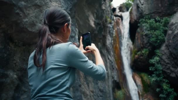 Mulher Usando Smartphone Aventura Viagem Blogger Influenciador Fotografando Cachoeira Natural — Vídeo de Stock