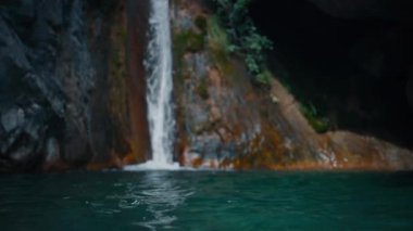 Su koruma ve ekoloji konsepti. Güzel dağ gölü manzarası güçlü bir şelale ile göle akıyor. İnsansız, sinematik bir çekim.. 