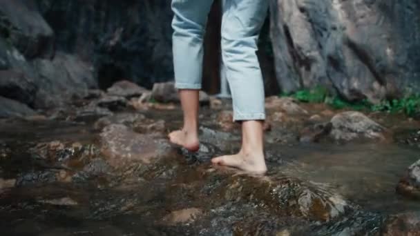 Mulher Descalça Caminhar Longo Rio Montanha Rochas Com Cachoeira Fundo — Vídeo de Stock