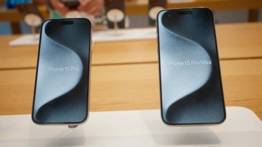 Apple Store 'da iki ayrı iPhone 15 profosyonel ve profesyonel maksimum model. Satın alınabilecek yeni aygıt sürümü. Barselona, İspanya 19 Ekim 2023