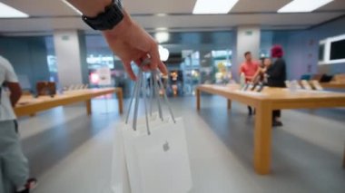 Birinci şahıs perspektifi, iPhone 15 artı ve maksimum güvenlikli Barcelona, İspanya 19 Ekim 2023 'ten sonra iki çanta dolusu yeni elma ürünü alıp Apple Store' a girerken çekti.