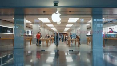 iPhone 15 ve 15 'ten sonra içinde müşteriler olan Apple Store girişi Barcelona, İspanya 19 Ekim 2023' te piyasaya sürüldü.