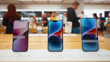 iPhone 13 ve Apple Store 'da iPhone 15 profosyonel yayınlandıktan sonra 14 model hattı. İnsanlar 19 Ekim 2023 'te Barcelona, İspanya' da yeni bir akıllı telefon almaya geliyor.