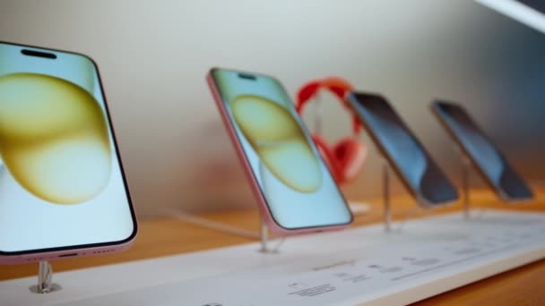 Apple Store滑块截图上全新Iphone 15的完整型号系列 2023年10月19日在西班牙巴塞罗那购物中心购买新的智能手机技术 — 图库视频影像