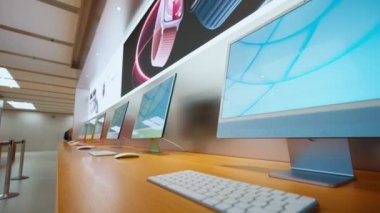 Apple Store 'da farklı renklerde iMac bilgisayarların kaydırak görüntüsü. Yeni ve modern teknoloji umuduyla Barselona, İspanya, 19 Ekim 2023
