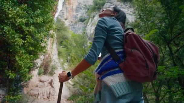 Mujer Camino Montaña Tomar Una Foto Con Teléfono Inteligente Senderismo — Vídeos de Stock