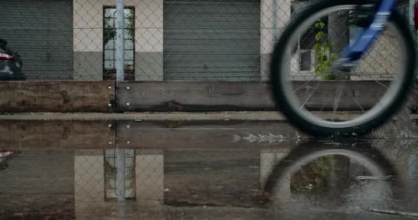 Yakın Çekim Yavaş Çekim Çocuk Yağmur Sonrası Birikintisinin Içinde Bisiklet — Stok video
