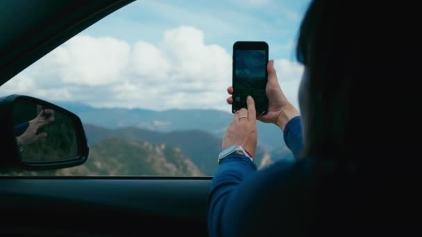 Žena Turista Fotografování Krásné Horské Krajiny Dovolené Výlet Svým Smartphonem — Stock video