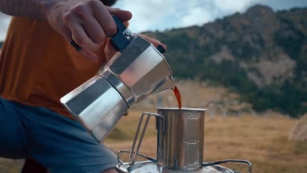 Preparação Bebida Quente Acampamento Ambiente Natural Homem Turístico Derramando Café — Vídeo de Stock