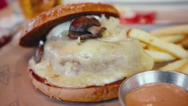 Colpo Fast Food Gustoso Hamburger Grande Con Formaggio Fuso Funghi — Video Stock