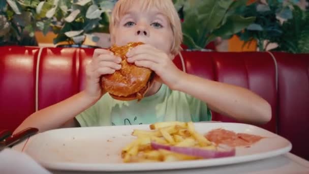 Pasto Malsano Mensa Bambini Che Mangiano Gustosi Hamburger Ristorante Pranzo — Video Stock