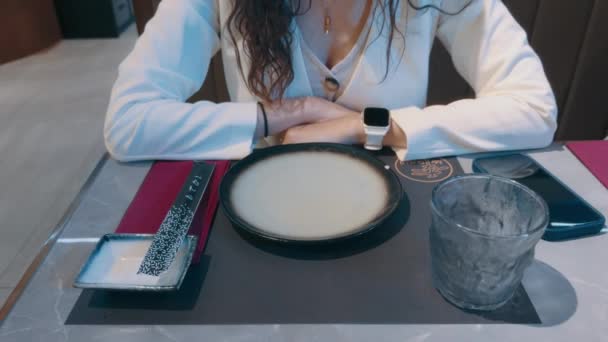 Gyönyörű Üzletasszony Fehérben Várja Ételt Modern Étteremben Lányával Ahol Pincérek — Stock videók