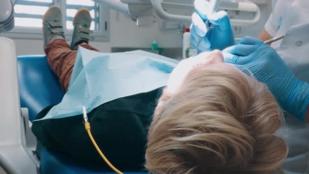 Οδοντίατρος Γιατρός Εργάζεται Παιδιά Στόμα Ασθενή Παιδί Αγόρι Ξαπλωμένο Στην — Αρχείο Βίντεο